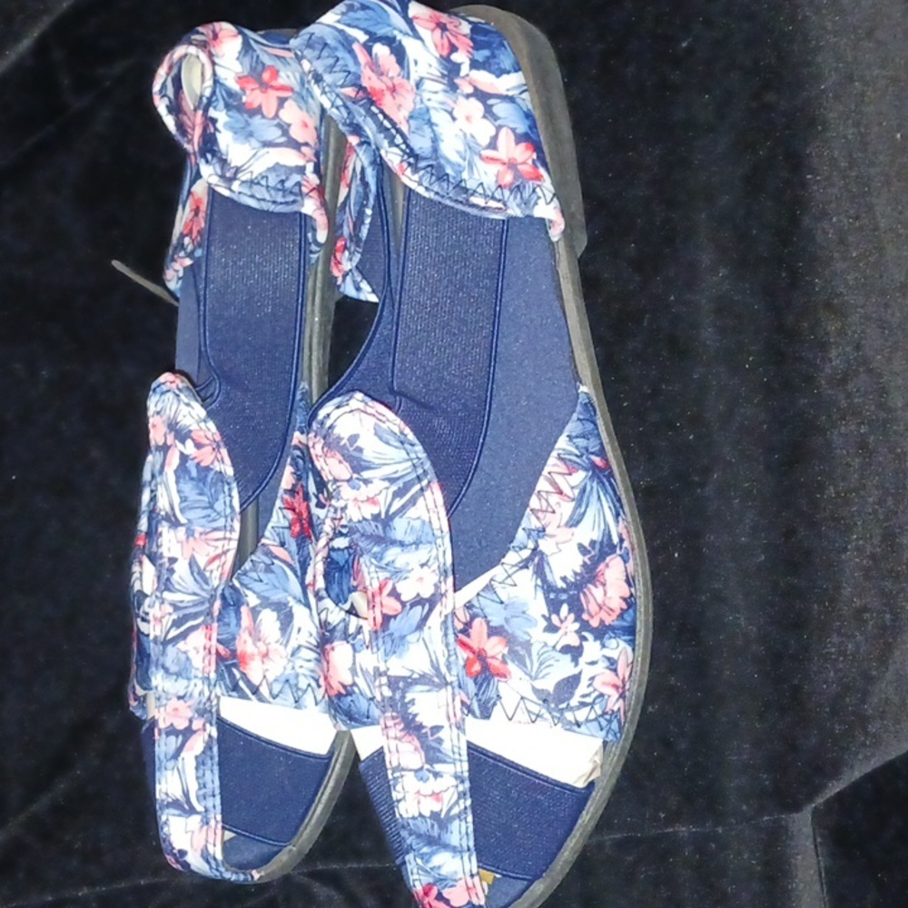 Women's floral closed toe sandals sz 10W